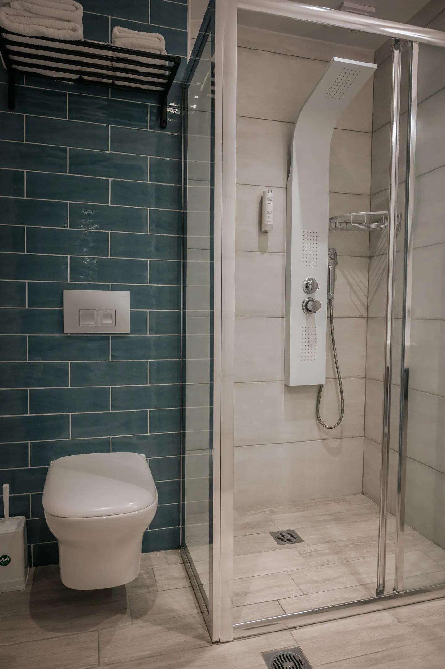 Tiara Holidays - Elizabeth Queen Luxury Rooms - Queen Junior Suite - bathroom